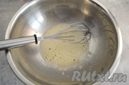Венчиком интенсивно перемешать яйцо, сахар и соль до побеления и увеличения массы в объёме (взбивать венчиком в течение 1-2 минут).