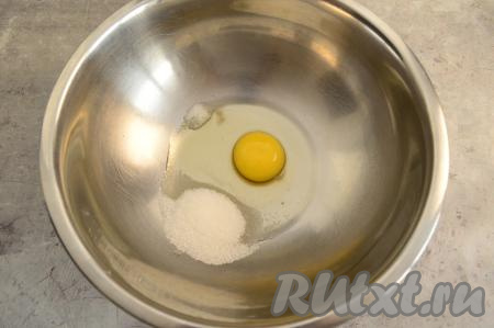 В миску всыпать сахар и соль, вбить сырое яйцо. При добавлении 2 столовых ложек сахара оладьи получатся в меру сладкими.