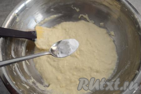 В самом конце добавить соду и перемешать тесто. В дальнейшем ни перед выпечкой оладий, ни в процессе жарки тесто больше перемешивать не нужно.