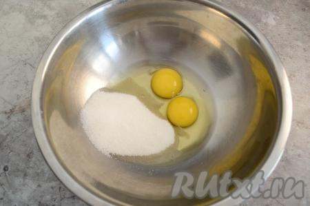 Вначале замесим творожное тесто, для этого в глубокую миску нужно вбить сырые яйца, всыпать 110 грамм сахара.