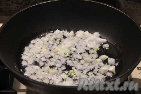 Пока варится картофель, займёмся начинкой для зраз. Для этого в сковороду нужно влить растительное масло, хорошо разогреть его, уменьшить до среднего огонь, выложить мелко нарезанный лук и обжарить его, иногда помешивая, до прозрачности (ориентировочно в течение 3-4 минут).