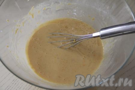 В блинное тыквенное тесто влить 2 столовых ложки растительного масла, перемешать, тесто должно получиться однородным, негустым, оставить его на 1 час в тёплом месте, накрыв миску пищевой плёнкой (или полотенцем).
