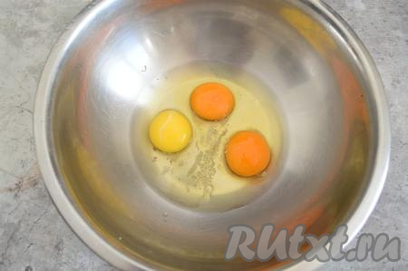 Пока мойва жарится, нужно вбить в миску сырые яйца, присолить их по вкусу. Добавляя соль, не забывайте, что мойва солилась перед жаркой, поэтому, если сильно посолить яйца, готовое блюдо получится пересоленным.