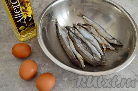 Подготовить продукты для приготовления мойвы с яйцом на сковороде. Мойву заранее разморозить.