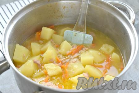 Тушим картошку с тушёнкой, морковью и луком, накрыв кастрюлю крышкой, минут 15-20 (до мягкости картофеля).
