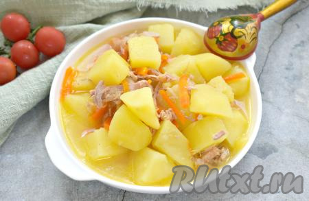 Картошка с тушёнкой, морковью и луком в кастрюле