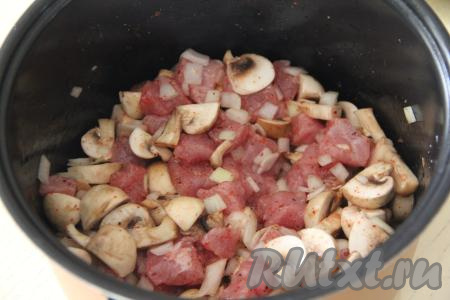 Перемешать свинину с шампиньонами. Установить чашу в мультиварку, закрыть крышку и выставить режим "Тушение" на 1 час. Несколько раз за это время мясо с грибами можно перемешать.