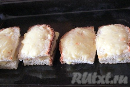 Запеките французские сэндвичи с ветчиной и сыром в духовке до расплавления сыра.
