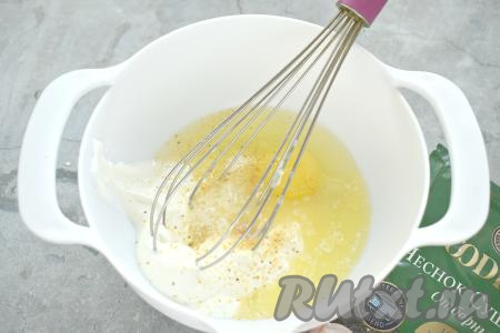 Сразу же добавляем остывшее растопленное масло, сахар и сушёный (или пропущенный через пресс) чеснок, солим.