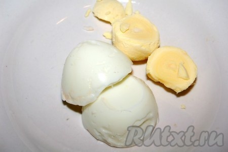 Сварить яйцо вкрутую и отделить желток от белка.