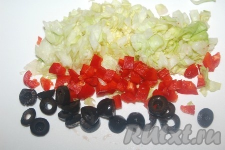 Нарезать листовой салат, сладкий перец и оливки мелкими кусочками.