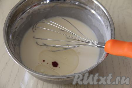 В замешанное тесто влить 1 столовую ложку растительного масла, если используете краситель, тогда добавьте его на этом этапе.
