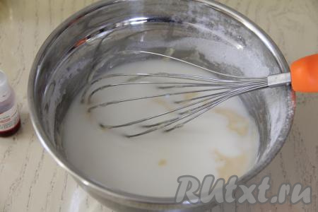 Частями влить оставшееся молоко, замешивая однородное, негустое блинное тесто. Добавляя молоко, регулируйте густоту замешиваемого теста, слишком жидким тесто быть не должно.