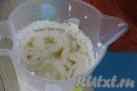 Перемешать взбитые сливки с творожным сыром миксером до однородности и крем-чиз готов.