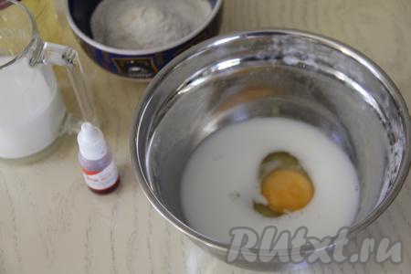 В миску влить 100 миллилитров молока, добавить яйцо, всыпать соль и сахар.