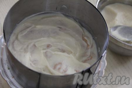Выложить часть заварного крема поверх печенья и равномерно распределить. Крем должен заполнить пустоты и покрыть печенье. 