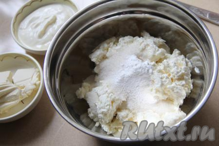 Соединить творог и сахар в глубокой миске, по желанию, можно добавить 1 грамм ванилина.