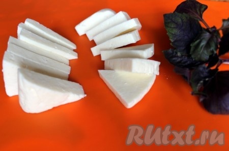 Адыгейский сыр нужно нарезать на ломтики, посыпать рубленым базиликом.