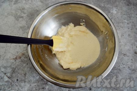 В получившуюся творожную массу всыпать манку, перемешать тесто для запеканки.