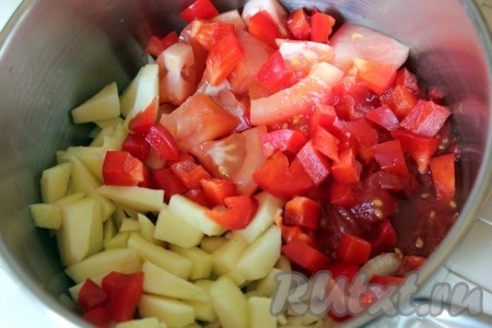 Для приготовления соуса соедините нарезанные овощи - свежий и маринованные помидоры, яблоко, лук, перец. 