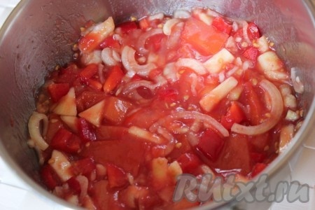 Затем немного раздавите помидоры, чтобы они дали сок.
