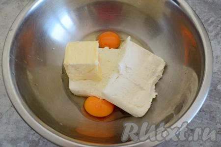 В глубокую миску выложить творог, сырые яйца и сливочное масло комнатной температуры.