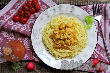 Мягкие, ароматные, вкусные кусочки курицы вместе со сметанным соусом подать к столу в горячем виде. Это блюдо можно дополнить любым гарниром (например, спагетти, рисом, картофелем).