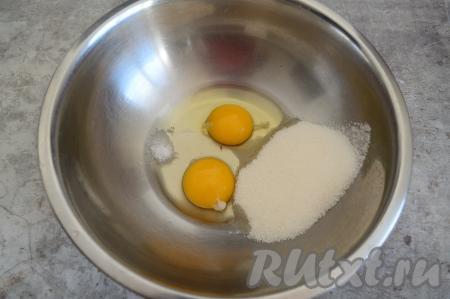 В отдельной миске соединить яйца, соль и оставшийся сахар.