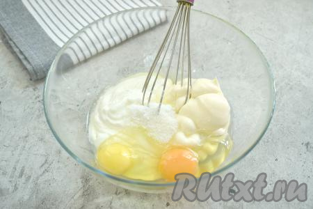 Добавляем сырые яйца, всыпаем сахар и соль.