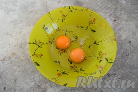 В глубокую тарелку вбить сырые яйца, добавить 1-2 щепотки соли.