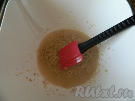 Растворить дрожжи и 1 чайную ложку сахарного песка в 200 мл теплой воды. Поставить в теплое место на 10-15 минут. Смесь должна запениться.