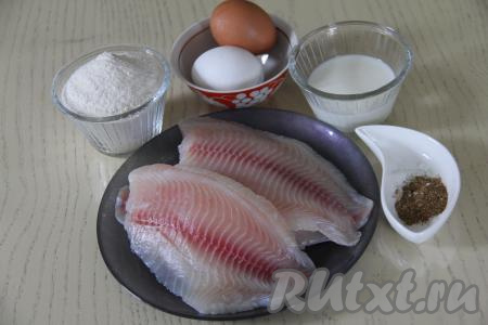 Подготовить продукты для приготовления филе тилапии в кляре на сковороде. Рыбку полностью разморозить при комнатной температуре.