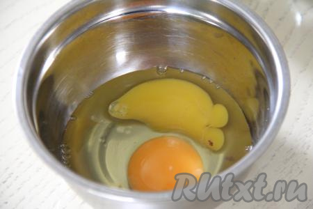 Для приготовления кляра нужно в миску вбить сырые яйца.