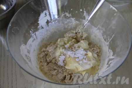 Перемешать тесто столовой ложкой, добавить сливочное масло комнатной температуры и ванильный сахар.