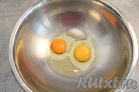 В глубокую миску вбить сырые яйца, всыпать сахар и соль.