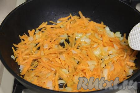 Обжаривать овощи, периодически помешивая, до мягкости моркови (минут 5). 