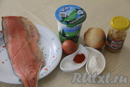 Подготовить продукты для приготовления горбуши в луковом кляре на сковороде. Филе горбуши полностью разморозить при комнатной температуре.