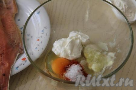 В миску с луком и яйцом добавить соль, специи (у меня - паприка) и майонез (или сметану).