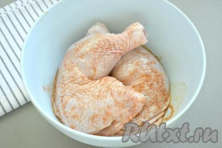 Кусочки курицы перекладываем в миску. Солим курицу по вкусу и обмазываем со всех сторон маринадом. Миску с мясом накрываем крышкой и оставляем курицу мариноваться при комнатной температуре минимум на 30 минут. Если вы планируете мариновать курицу более 30 минут, тогда уберите миску с мясом в холодильник.