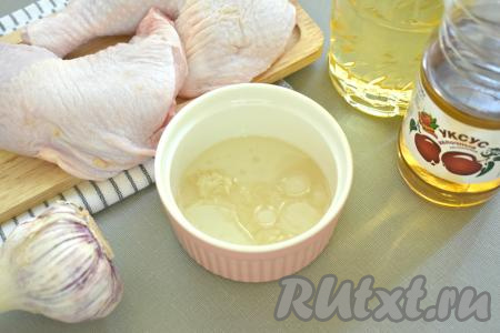 Для приготовления маринада для курицы в небольшую миску выкладываем очищенный чеснок, пропущенный через пресс (или натёртый на мелкой тёрке), вливаем растительное масло и уксус. При желании столовый 9% уксус можно заменить на яблочный.