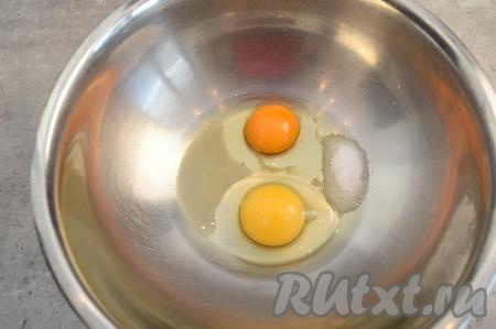 В глубокую миску вбить яйца, сразу всыпать соль и сахар.