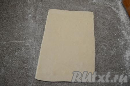Раскатать тесто скалкой в прямоугольный пласт толщиной около 2-3 миллиметров (тонко раскатывать не нужно).