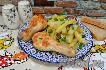 Достать готовое блюдо из духовки. Аппетитные куриные голени вместе с сочными брусочками картошки разложить по тарелкам и в горячем виде подать к столу. Просто, сытно и очень вкусно, попробуйте! 