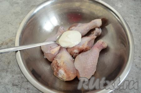 Куриные голени промыть водой, немного обсушить, затем сложить в миску. Посолить, поперчить голени со всех сторон, затем добавить к ним 2 столовых ложки сметаны.