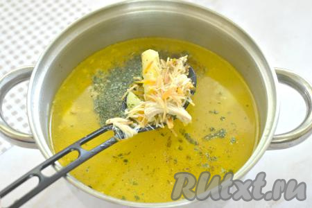 В конце приготовления куриный суп с жареной вермишелью перчим по вкусу, добавляем зелень, перемешиваем, даём закипеть и выключаем огонь.