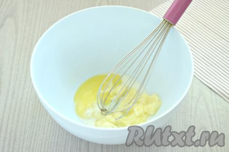 Яйцо разделяем на белок и желток. Желток перекладываем в миску, а белок пока отставляем в сторону. К желтку вливаем растопленное остывшее сливочное масло и соль.
