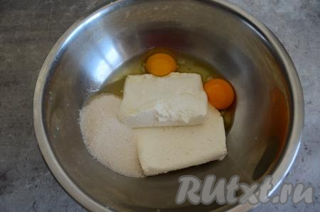 В объёмной миске соединить творог, яйца и сахар.