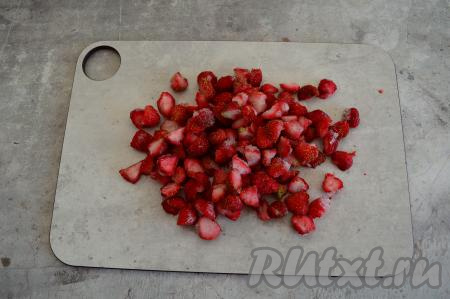 Если на замороженной клубнике нет большого количества льда, значит размораживать ягоды не нужно. Замороженные ягоды клубники нарезать на небольшие кусочки.