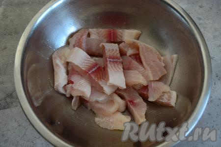 Разрезать филе на порционные кусочки, их размер должен быть примерно, как крабовые палочки. Посолить и поперчить кусочки пангасиуса по вкусу.