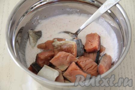 Выложить кусочки рыбы в сметанно-сырный соус и перемешать.